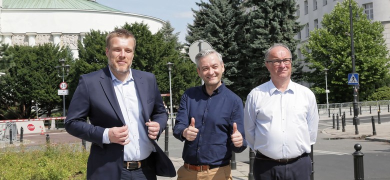 Konfederacja donosi na Czarzastego. Wyciąga też pozostałym liderom Lewicy magnesy z Mao i koszulkę z Marksem