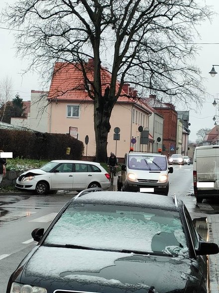 Bus i skoda zderzyły się w centrum Drawska