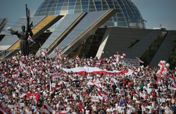 Marsz wolności idzie ulicami Mińska