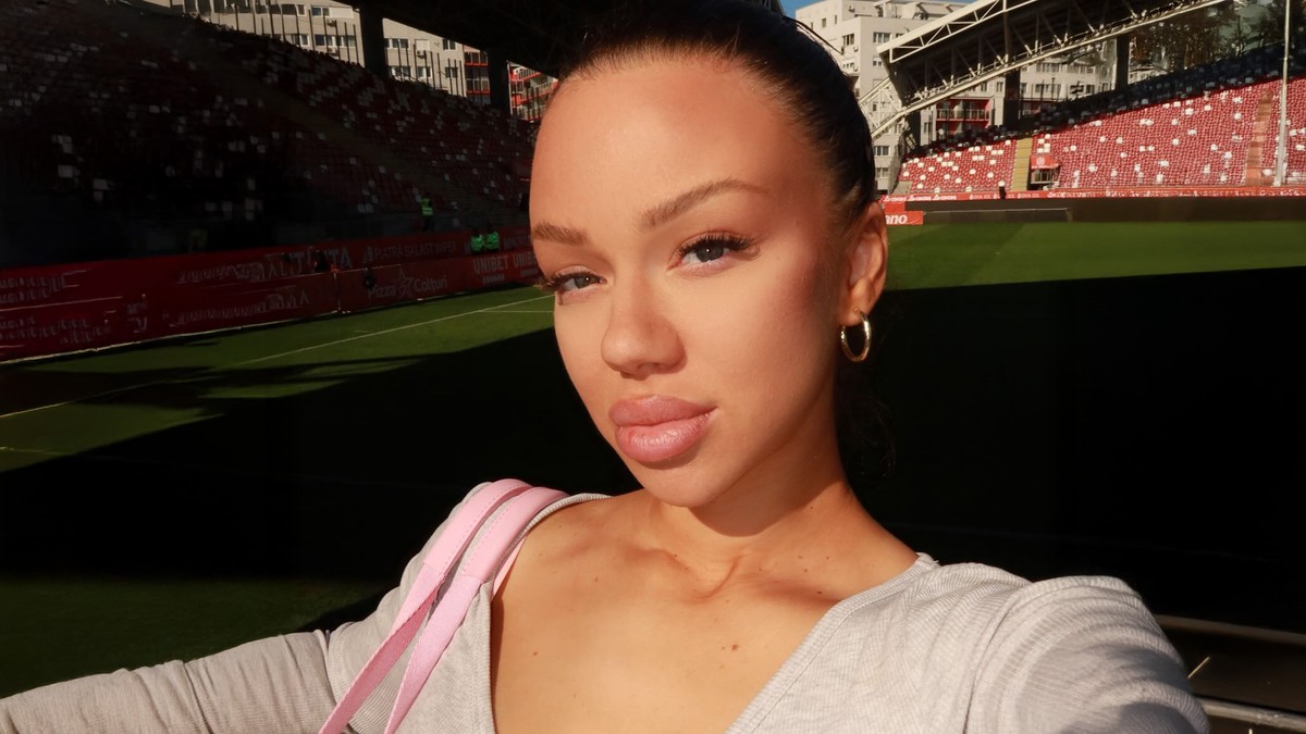 NAŠA PEVAČICA (24) ČEKA DRUGO DETE SA FUDBALEROM IZ AFRIKE Na utakmici saopštila srećne vesti: Grli trudnički stomak i blista