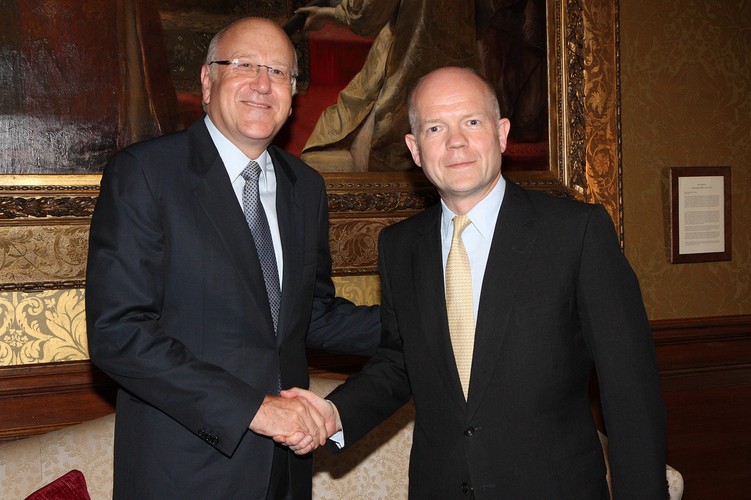 <b>Najib Mikati (po lewej)</b> - jego majątek szacuje się na <b>3,5 mld dol.</b>
<br>
<br>
Fortunę zbił w branży telekomunikacyjnej, gdy wraz z bratem Tahą  sprzedali udziały w Investcom południowoafrykańskiemu gigantowi MTN Group. Założyli wtedy M1 Group, która inwestuje w nieruchomości, leasing odrzutowców oraz firmę odzieżową Façonnable.
<br>
Mikati wycofał się z kierowania firmą po tym, jak w 2011 roku został szefem libańskiego rządu.