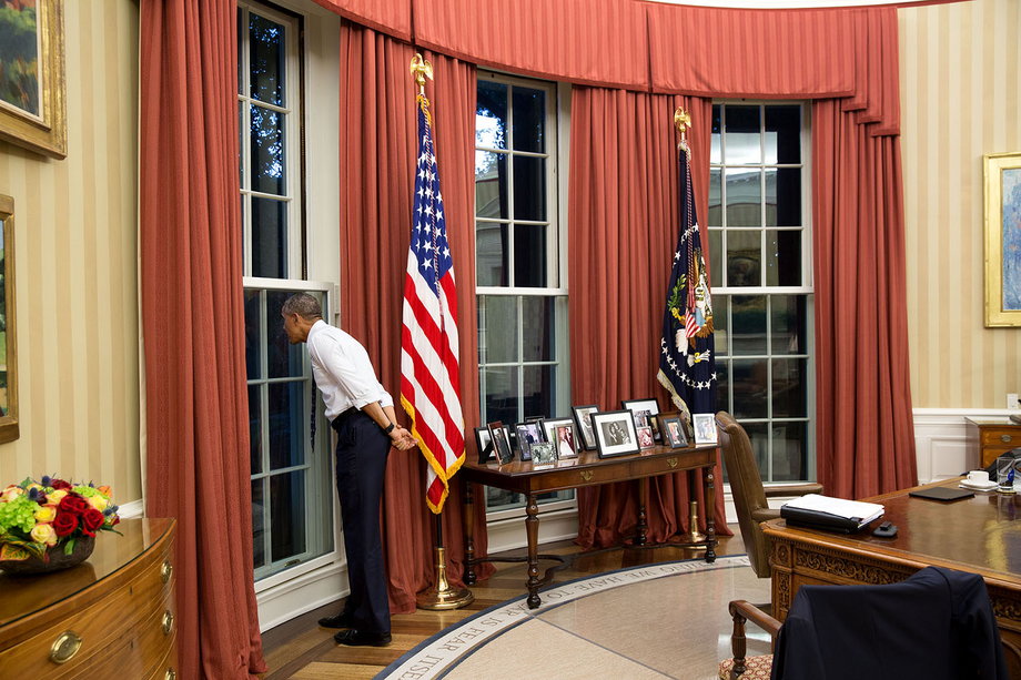 Obama wygląda przez okno w oczekiwaniu na zbliżającą się burzę w 2015 r.