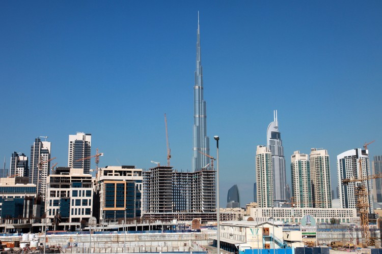 Jest najwyższym budynkiem na świecie, liczy 830 metrów. Został oficjalnie oddany do użytku w 2010 roku.