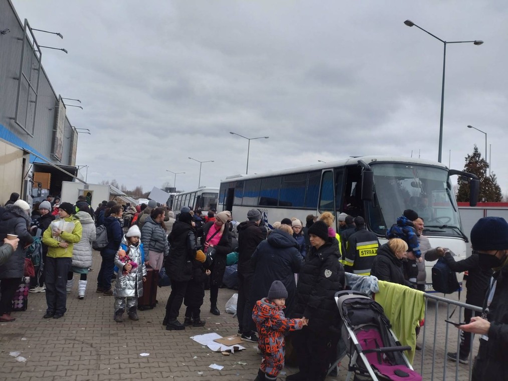 Pierwszy kontakt Doroty z uchodźcami na granicy. 