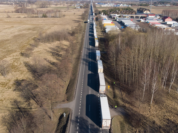 Kolejka tirów na granicy