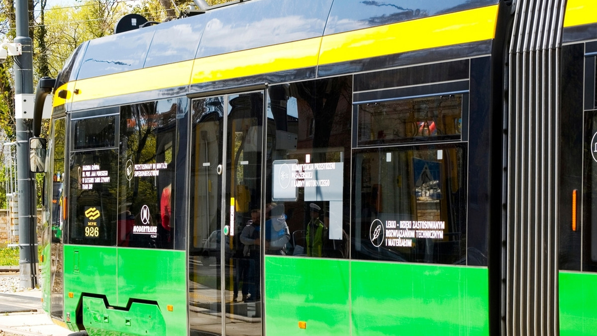 4-latek wysiadł z tramwaju na torowisku, matka pojechała dalej