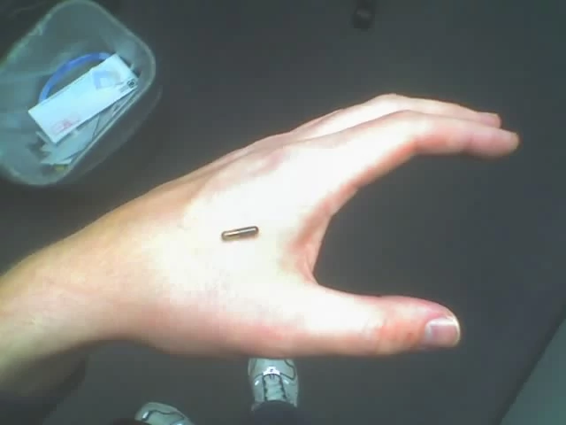 Implant RFID przed wszczepieniem w dłoń