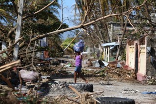 Do 877 wzrósł bilans ofiar huraganu Matthew na Haiti. Żywioł powoli słabnie