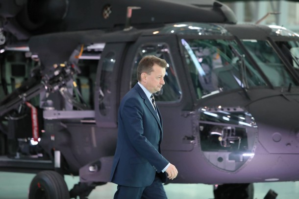 Szef MON Mariusz Błaszczak podczas przekazania Wojskom Specjalnym 4 śmigłowców S-70i, w 1. Bazie Lotnictwa Transportowego. Warszawa, 20.12.2019 r.