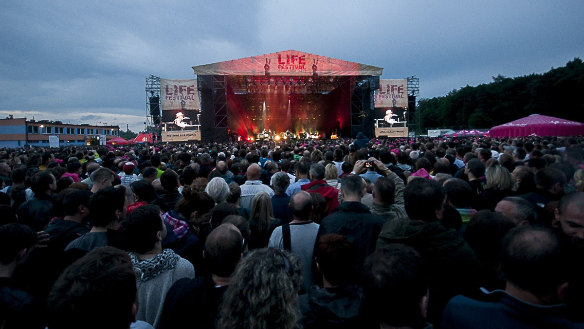 Szósta edycja Life Festival Oświęcim odbędzie się w dniach od 17 do 20 czerwca 2015 r. W styczniu organizatorzy ogłoszą pierwsze gwiazdy festiwalu oraz rozpoczną sprzedaż biletów i karnetów.