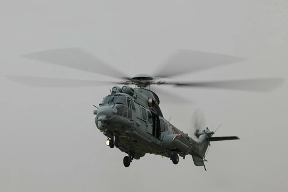 Francuski helikopter Karakal iznad vojne baze u Orleanu, u centralnoj Francuskoj, 16. januara 2020.