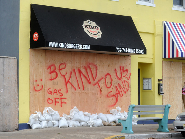 Huragan Sandy: Zabezpieczone witryny sklepów
