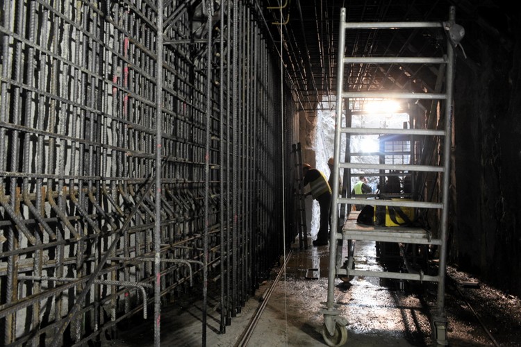 Warszawa, skrzyżowanie ul. Świętokrzyskiej i Marszałkowskiej. Plac budowy stacji przesiadkowej pomiędzy I i II linią metra na stacji Metro Świętokrzyska