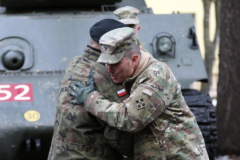 Amerykańscy żołnierze w Żaganiu zajadają się pierogami