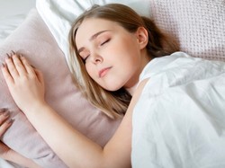 Opłakane skutki zarwanych nocy, czyli dlaczego warto dać się wyspać nastolatkowi?