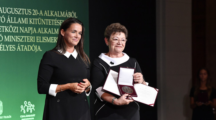 Novák Katalin családokért felelős tárca nélküli miniszter (b) a család nemzetközi napja alkalmából adományozható családokért díjat adta át Müller Cecília országos tisztifőorvosnak a Szépművészeti Múzeum Reneszánsz termében 2021. augusztus 23-án / Fotó: MTI/Máthé Zoltán