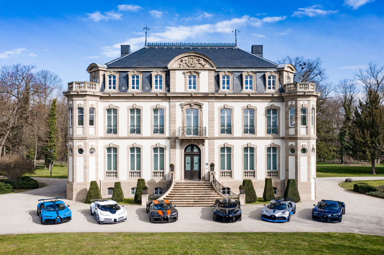 Wszystkie modele Bugatti przed Château St. Jean w Molsheim