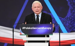 PiS 'zrzuca pieniądze z helikoptera' rodzinom i emerytom. Musi uważać, by nie przeholować i nie upokorzyć nauczycieli [OPINIA]