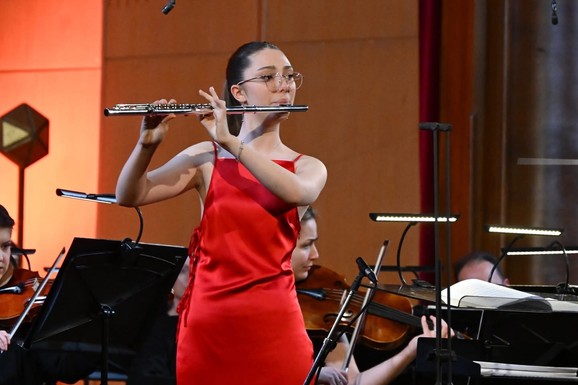 (FOTO, VIDEO) "U MUZICI JE NAJVAŽNIJE BITI ISKREN I SVOJ" Flautistkinja Iva ima samo 15 godina, a niže uspehe i u svetu