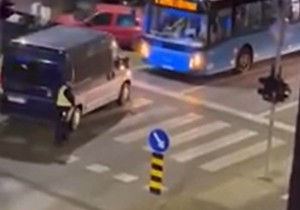 Policija upala u autobus u Novom Sadu