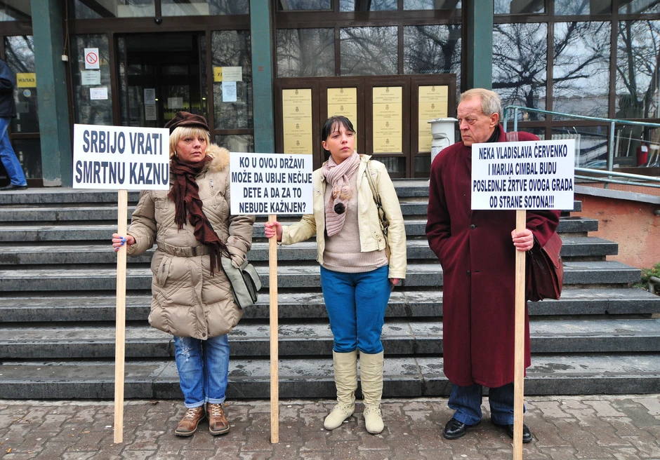 Članovi porodice Červenko ispred zgrade suda