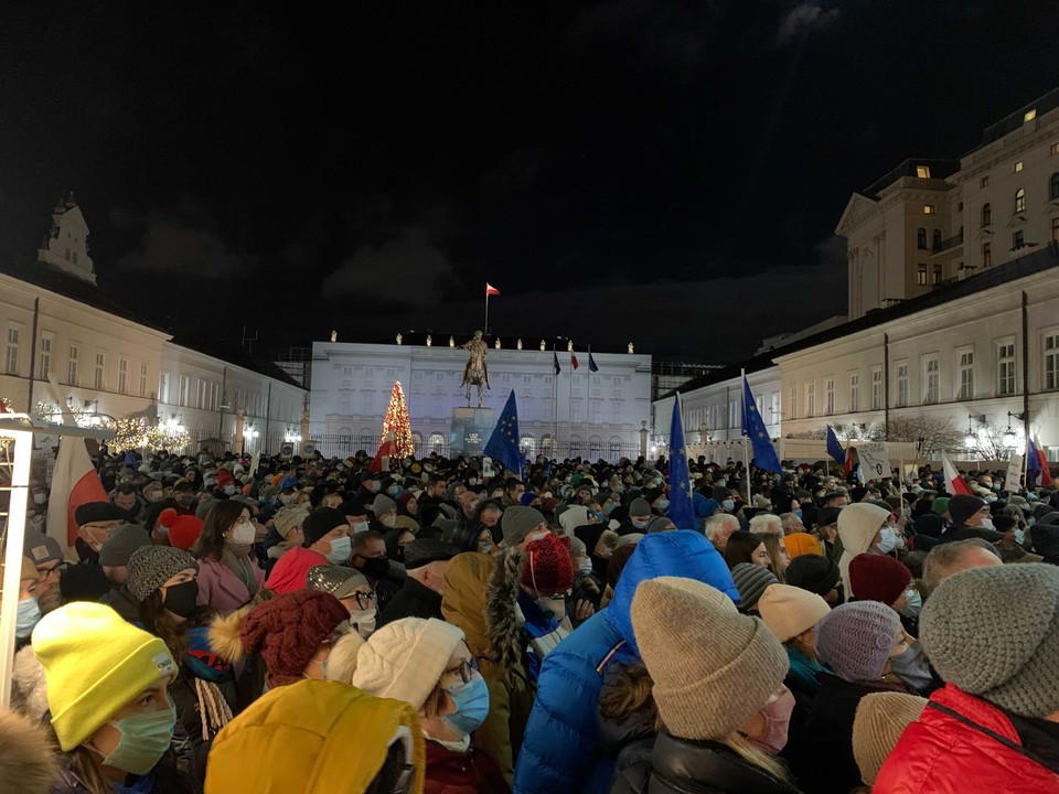 Protest przez Pałacem Prezydenckim w Warszawie