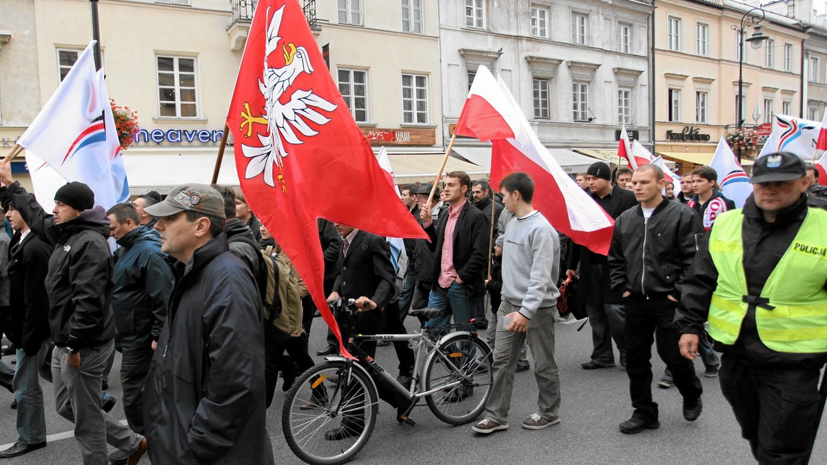 Trzy duże manifestacje i kilka innych zgromadzeń publicznych na 11 listopada zgłoszono w stołecznym ratuszu. Jeden z marszów poprowadzi prezydent Bronisław Komorowski. Swoje demonstracje zapowiadają też prawica i lewica.