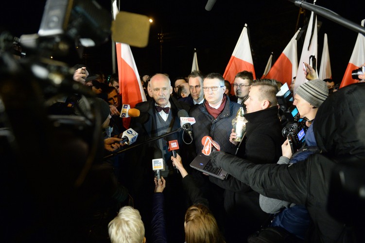 Kandydat Partii KORWiN na prezydenta RP - Janusz Korwin-Mikke i poseł Partii KORWiN, szef Sztabu Wyborczego Przemysław Wipler wśród protestujących przed Komendą Powiatową Policji w Legionowie