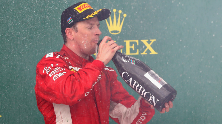  Kimi Räikkönen nem csak 
a futamok utáni pezsgőzés során 
fogyaszt alkoholt... /Fotó: Getty Images