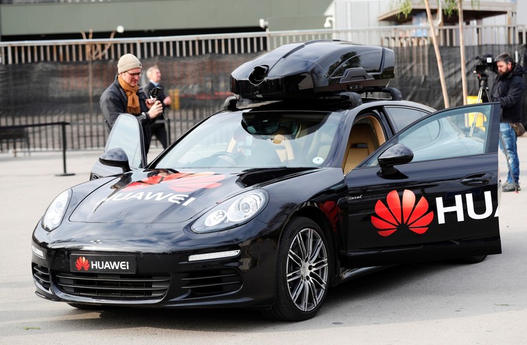 Porsche sterowane przez telefon Huawai Mate 10 Pro