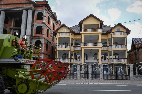 Ovo je NAJBOGATIJE ROMSKO SELO: Svaka kuća je PALATA, ali od količine KIČA PEKU OČI! Svaki cvonjak su uložili u njih i sad PAS NEMA ZA ŠTA DA IH UJEDE 