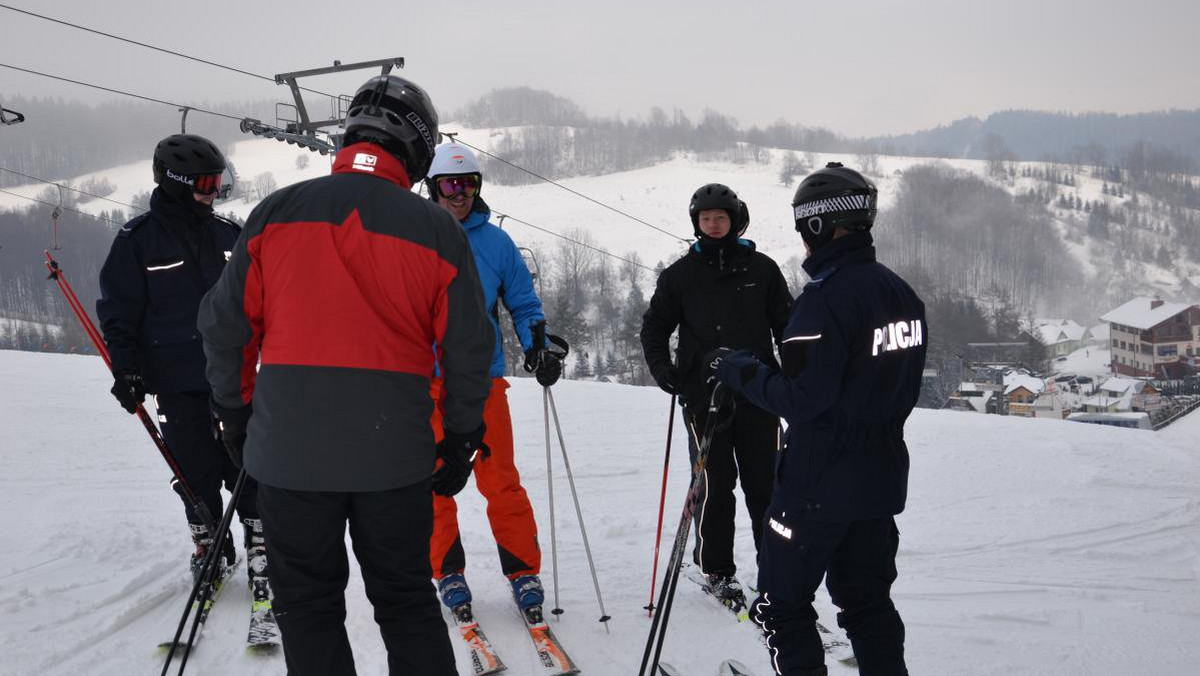 Dzisiaj o godzinie 11.00 na stacji narciarskiej Góra Czterech Wiatrów zostanie oficjalnie otwarty sezon narciarski w regionie. Od dziś też na stokach pojawią się specjalne patrole policjantów na nartach. Będą pilnować porządku oraz przypominać miłośnikom jazdy na deskach o zasadach bezpieczeństwa.
