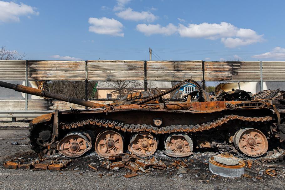 Rosyjski czołg T-72 zniszczony podczas bitwy o Kijów, 25 marca 2022. Photo by Alex Chan Tsz Yuk/SOPA Images/Shutterstock (12867466f) 
