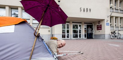 Protestuje przed sądem