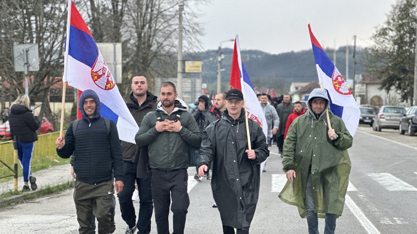 Srbi sa Kosova koji pešače do Beograda stigli u Kraljevo