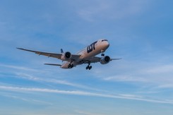 Incydent na pokładzie samolotu LOT, maszyna wróciła do Warszawy. 'Naruszona nietykalność jednej ze stewardes'