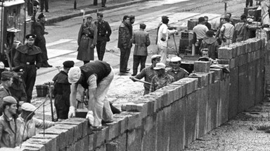 W środku miasta mur wyrasta. 60 lat temu zaczął powstawać mur berliński