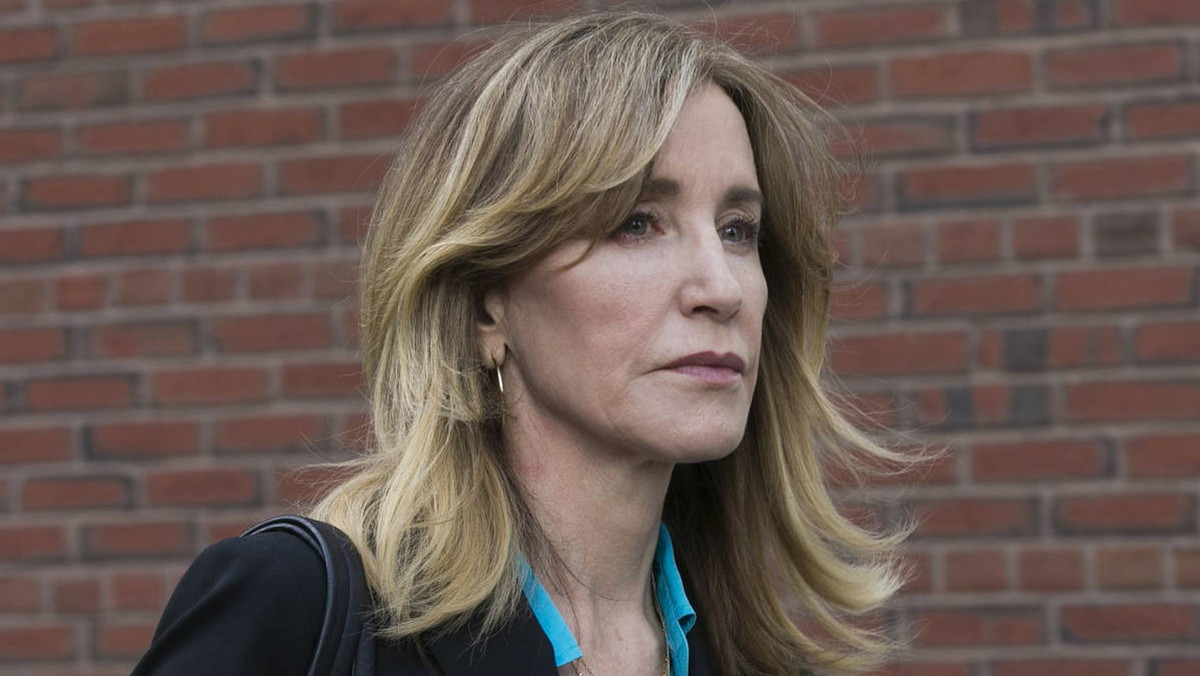 "Gotowe na wszystko": Felicity Huffman stawiła się w więzieniu. Spędzi w nim 14 dni