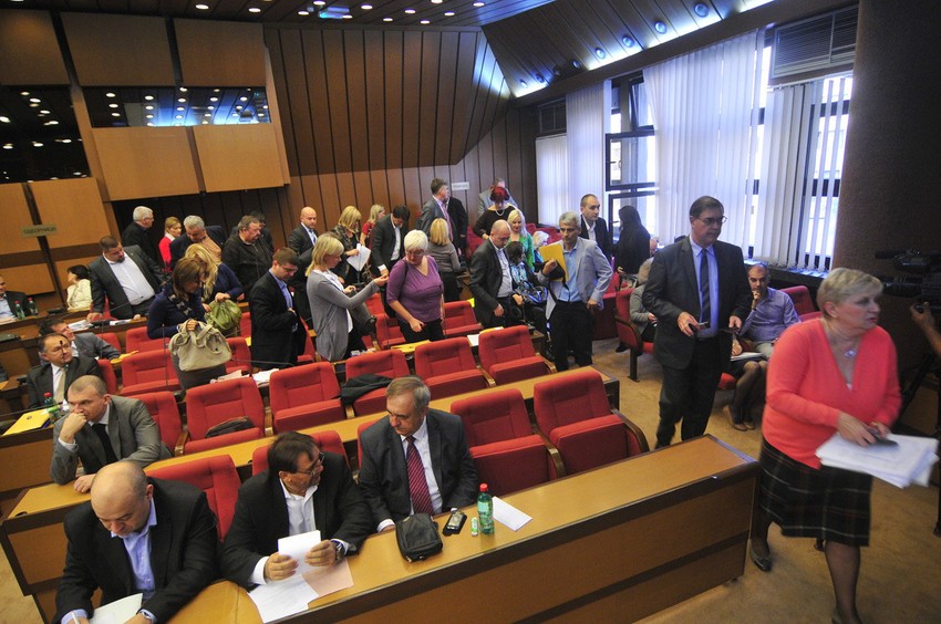 Odbornici DS i LSV napuštaju sednicu