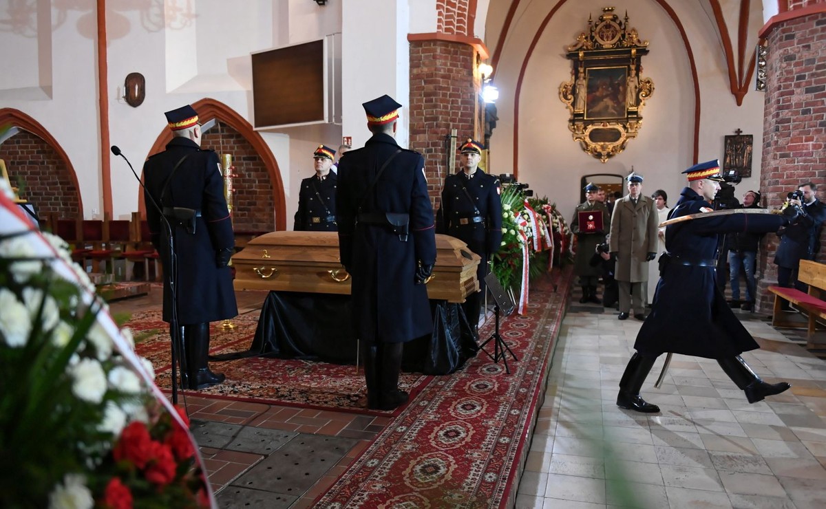 W poniedziałek w Kościele Mariackim w Słupsku odbywa się msza św. pogrzebowa posłanki PiS Jolanty Szczypińskiej, której przewodniczy biskup diecezji koszalińsko-kołobrzeskiej ks. Edward Dajczak.