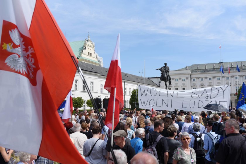 Wielkie czystki w sądach. Ziobro zwalniał ich faksem!