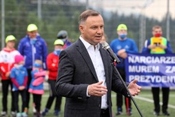 Prezydent RP Andrzej Duda podczas wizyty na boisku piłkarskim Plato na terenie Centralnego Ośrodka Sportowego w Zakopanem