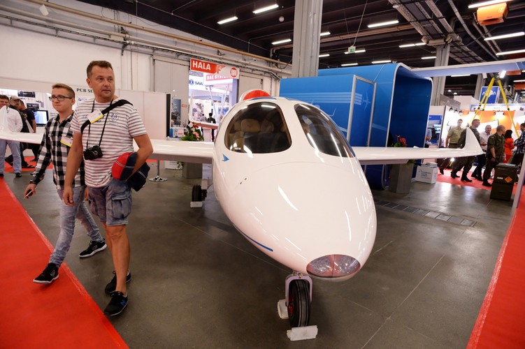 Będzie można przyjrzeć się z bliska nowoczesnemu sprzętowi, używanemu przez polskie siły zbrojne. Będą to m. in. czołgi Leopard 2, pojazdy opancerzone Rosomak, samobieżny moździerz Rak, samobieżna hałubica Krab, pojazdy sanitarne, ambulans kryminalistyczny, pojazdy podwodne, torpedy, stacje radiolokacyjne, zestawy rakietowe oraz symulatory i trenażery, strzelnice, system szkoleniowo-treningowy Śnieżnik.

<br><br>
<b>Na zdjęciu:</b>Odrzutowiec FLARIS LAR 1