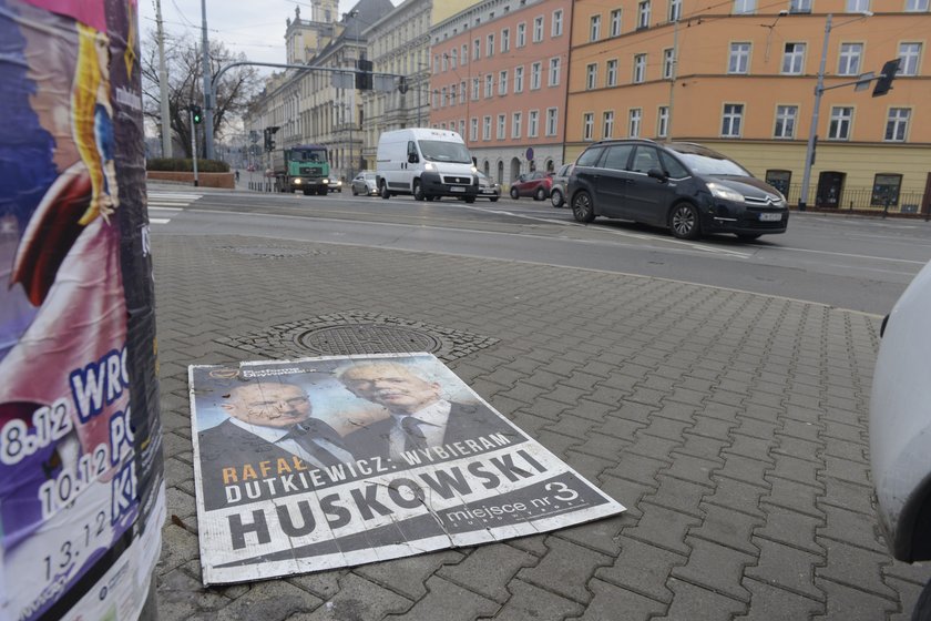 Plakaty wyborcze nadal wiszą we Wrocławiu