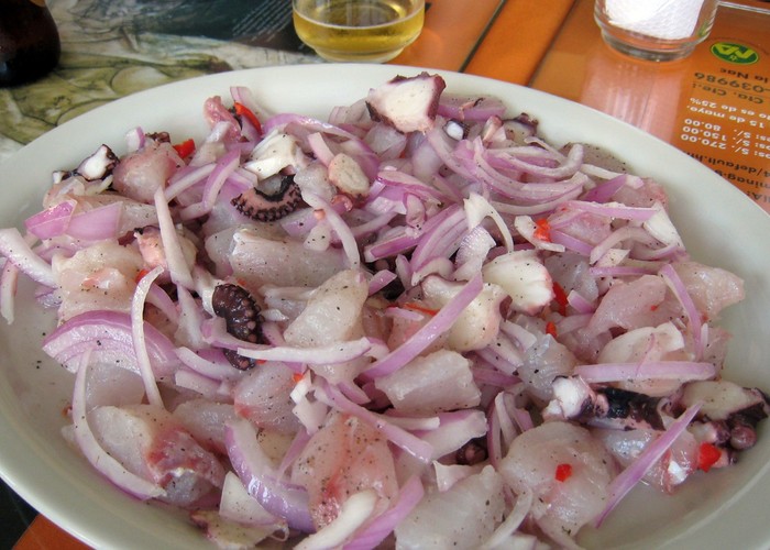 Ceviche - czyli duma narodowa Peru, jest rodzajem sałtki z owoców morza. Sposób przyrządzenia jest bardzo prosty - surową rybę zalewa siesokiem z limonki, dodając cebulę, paprykę i sól. fot.flickr/Yogma