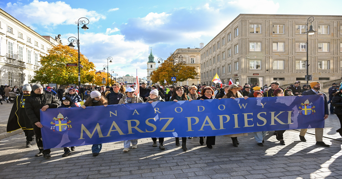 Trzeci-Marsz-Papieski-w-Warszawie-pod-has-em-W-g-r-serca-