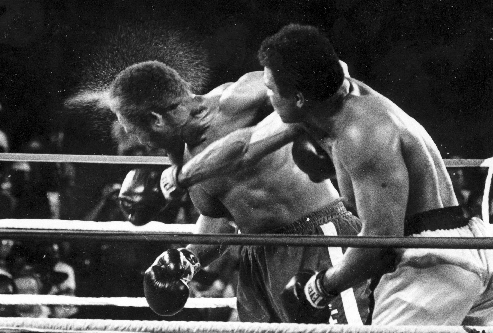 Bývalý boxerský šampión v ťažkej váhe George  Foreman v zápase s Muhammadom Alim.