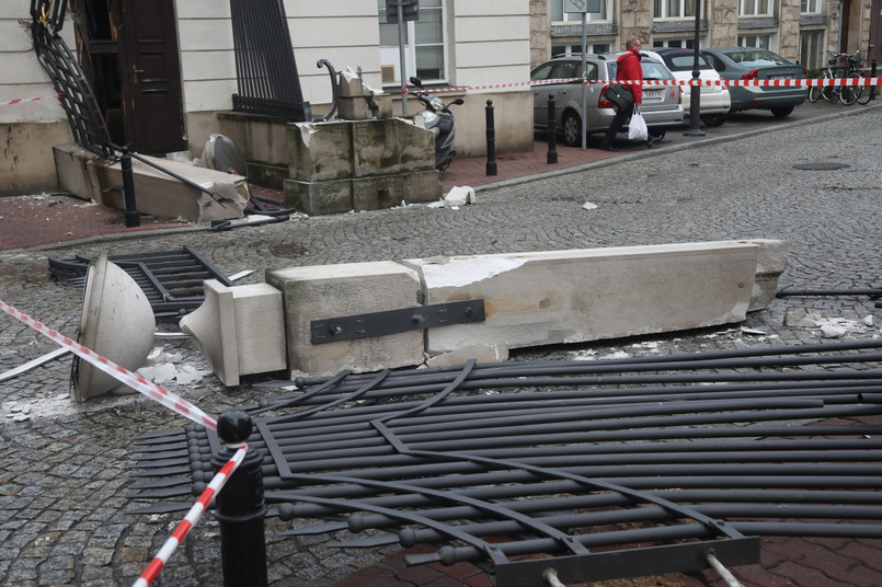 Uszkodzona brama wjazdowa na teren Sejmu