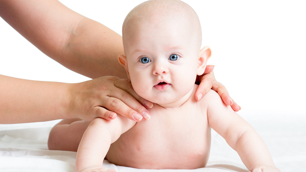 Skóra małego dziecka, w szczególności niemowlaka jest cienka i niedojrzała, szybko traci wodę, łatwo ulega podrażnieniu, wysuszeniu i zakażeniom. Cienki i słabo przylegający naskórek oraz słabo wykształcona warstwa rogowa sprawiają, że skóra dziecka jest niezwykle podatna na wysychanie i podrażnienia, a to tylko ułatwia wnikanie obcych substancji do wnętrza skóry.