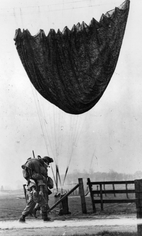 ROBERT CAPA - zdjęcia w GettyImages